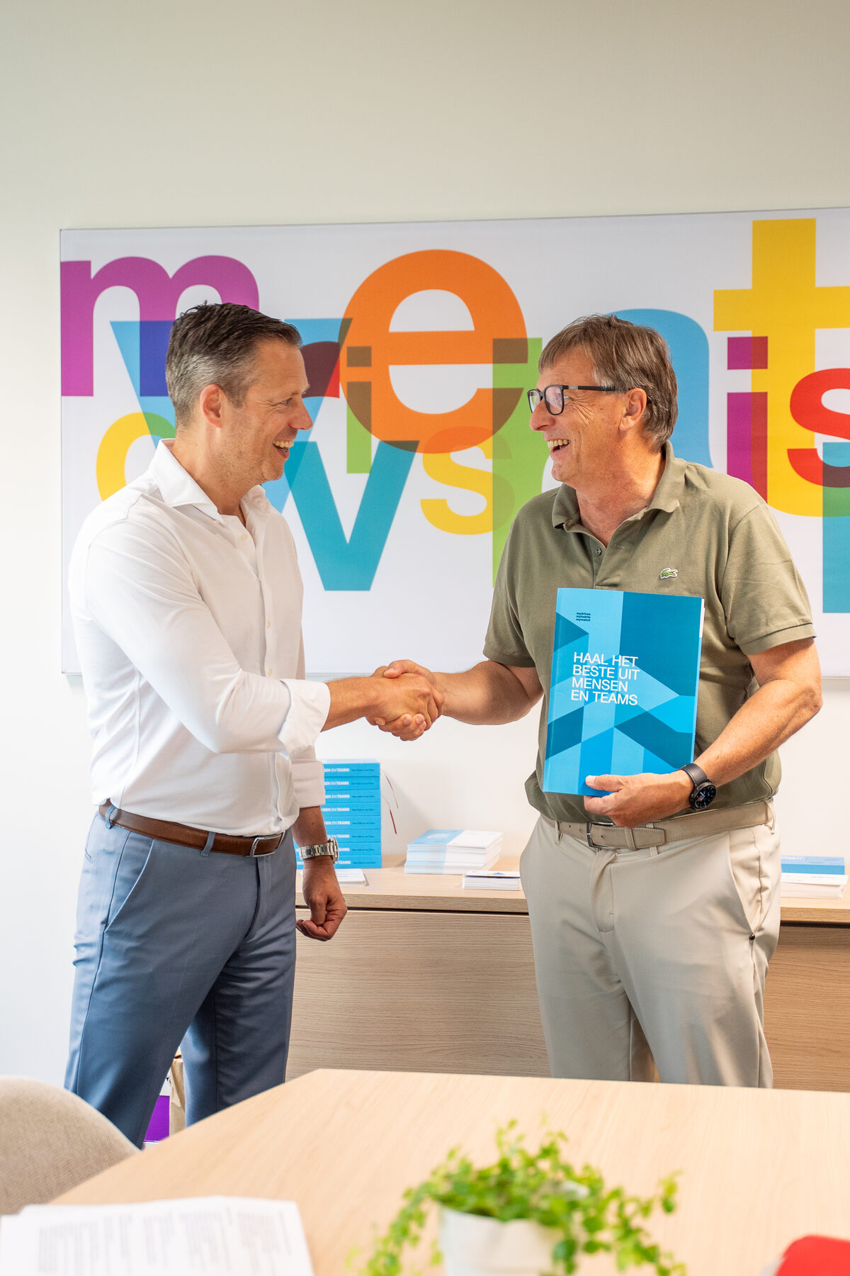 MyDrives consultant: handdruk met boek