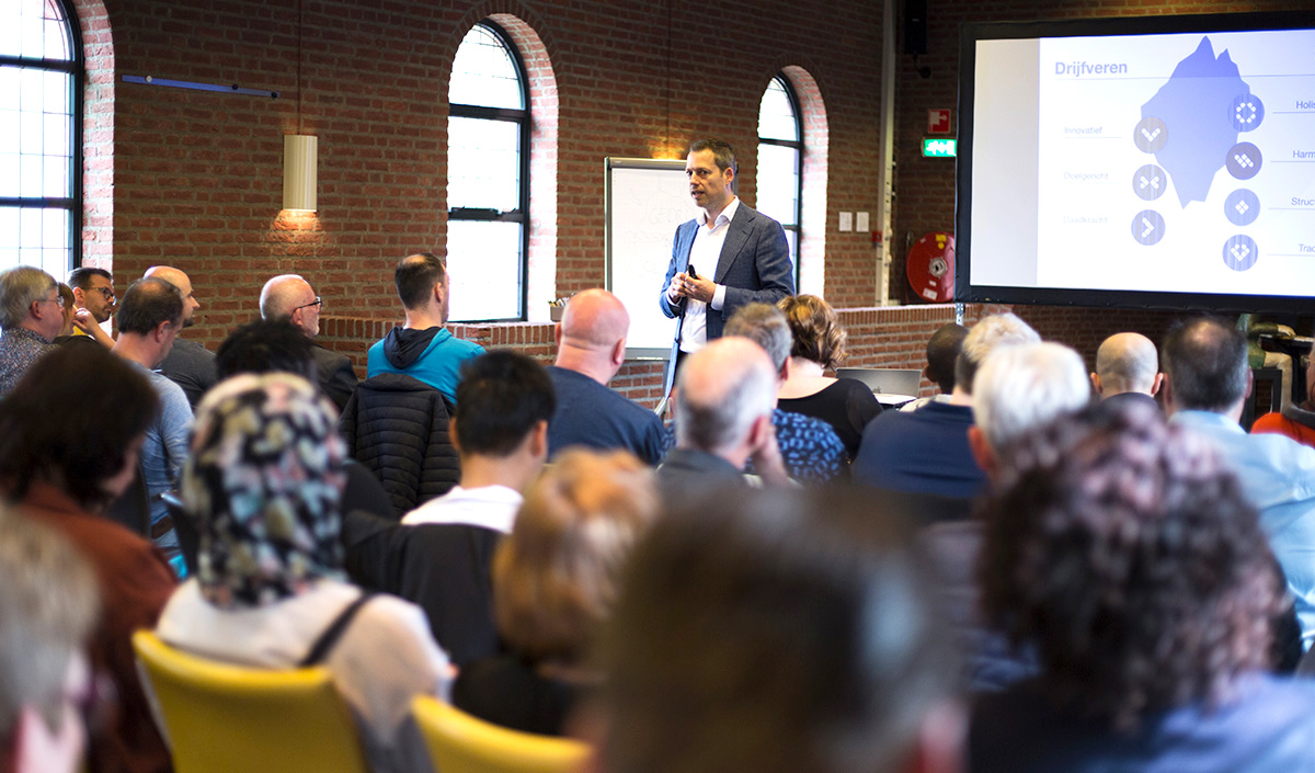 Marc Stijfs leitet einen MyDrives-Antriebe-Workshop für ein Team